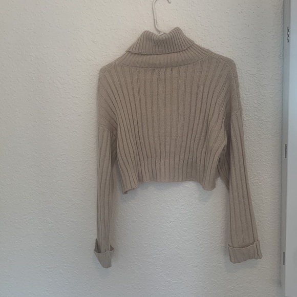 Forever 21 cropped turtleneck - Picture 2 of 3
